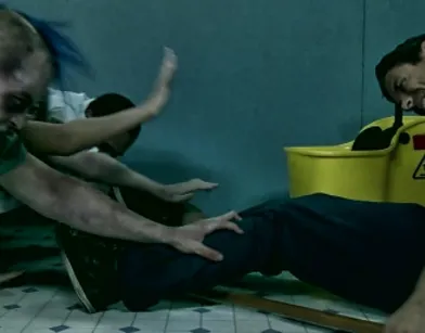 Горячая страсть с сисястой блондинкой, за спиной у разъяренных зомби