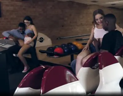 Черно-белая групповуха с двумя покладистыми шалавами в боулинг клуб