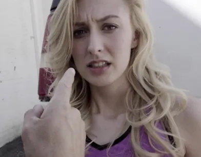 Частный детектив отыскал жену клиента, выеб и кончил в киску на улице