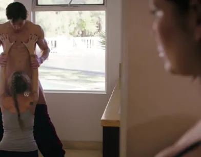 Симпатичная дама с брекетами опробовала член фитнес тренера нежной попкой