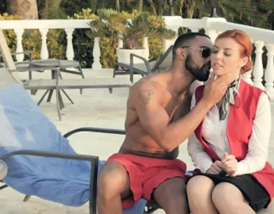 Обольстительная официантка Бьянка раздвигает ноги перед обеспеченными парнями