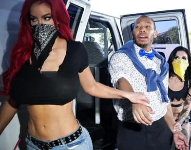 Негр попал под раздачу двух голодных на секс милф