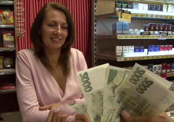Туристку-россиянку в Чехии за деньги ебут как хотят пикаперы