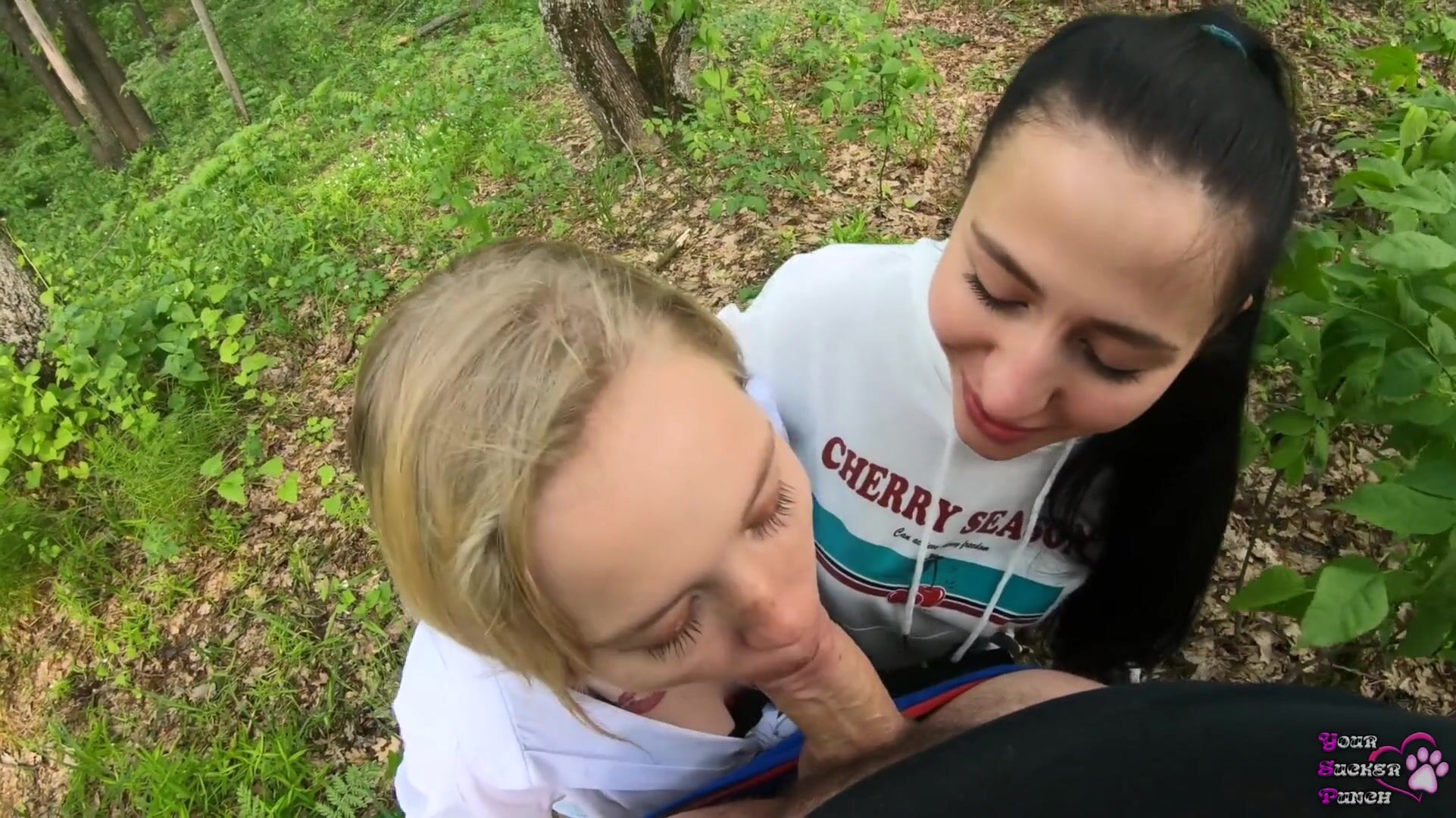 парень дрочит хуй в парке