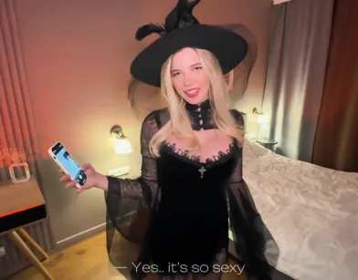 Фотографируюсь для Хеллоувина, ведь на вечеринку скоро пойду..