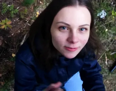 Симпатичная русская девушка сосет член парня в общественном парке