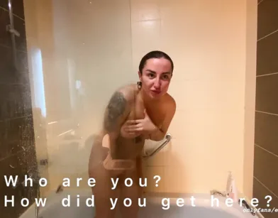 Пробрался в квартиру соседки и трахнул ее в душе