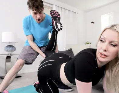 Помог мачехе сделать растяжку и трухнул в зрелую киску