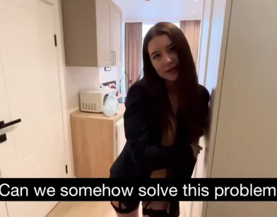 Неприличная русская девушка расплатилась сексом с доставщиком еды