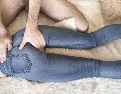 Волосатый мужик делает массаж попки, а потом трахает красотку с отличной задницей