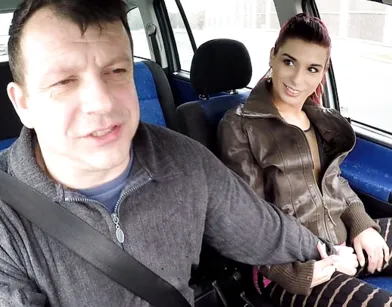 Подобрал девушку с трассы и трахнул в машине