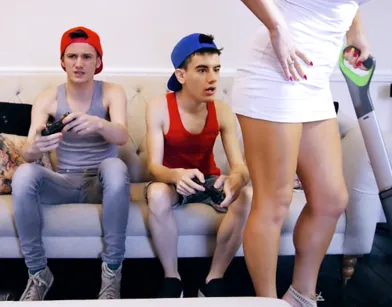 Мама друга случайно соблазнила парня на секс