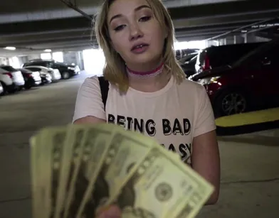 Дала кончить в рот на парковке