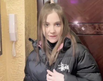 А твоя девушка уже уехала??