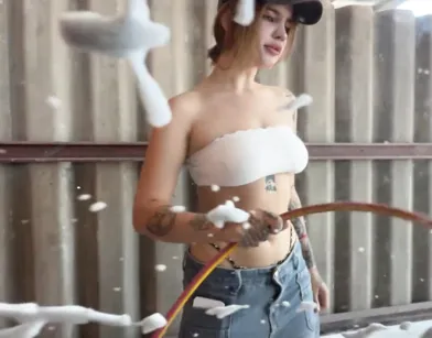 Не только отполировала машину, но и потрахалась с машиной