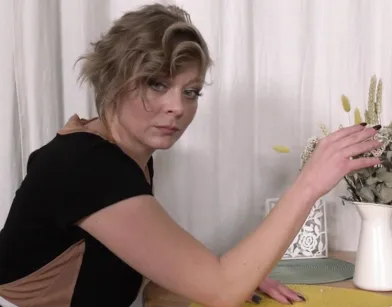 42 летняя милфа один дома. Но не совсем, а с тобой!