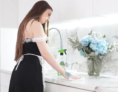 Молодая девушка сделала парню уборку в квартире, а потом соблазнила на секс