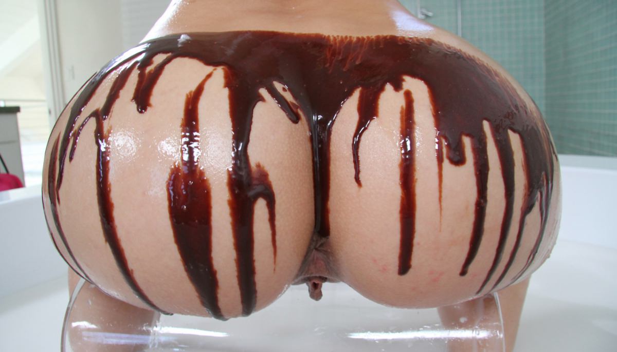 Сладкую попку голой девушку купают в горячем молоке с шоколадом